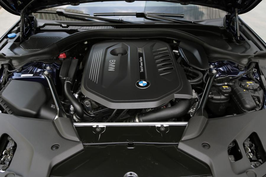 Моторный отсек BMW 540i Sedan M Sport 2017 года  (LA) (фото 15 из 40)